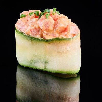Гункан в огурце с Тунцом в Nishiki по цене 250 ₽