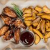 Куриные крылышки BBQ с картофелем по-деревенски в Паприка по цене 520