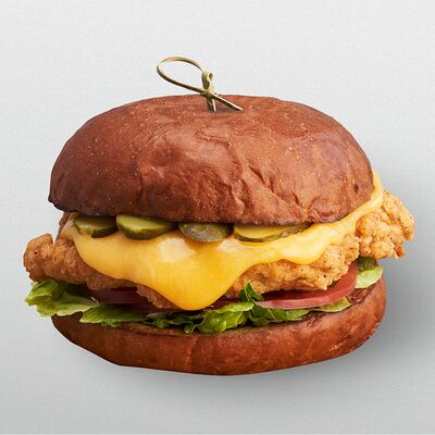 Бургер со стрипсами в Chickiez Chicken Factory по цене 670 ₽