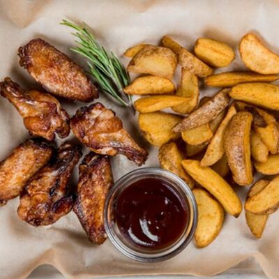Куриные крылышки BBQ с картофелем по-деревенски в Паприка по цене 520 ₽