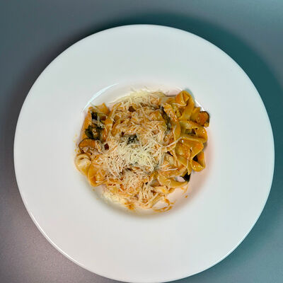 Паста Том ям с морепродуктами в Парнас по цене 600 ₽