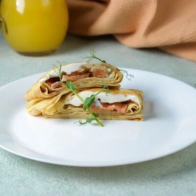 Блин с лососем и творожным кремом в Park cafe по цене 400 ₽