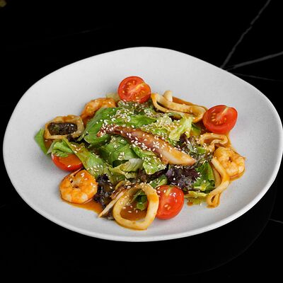 Салат с морепродуктами в Nest по цене 855 ₽