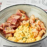 Скрэмбл с беконом и креветками в MOO MOO Burgers & Grill