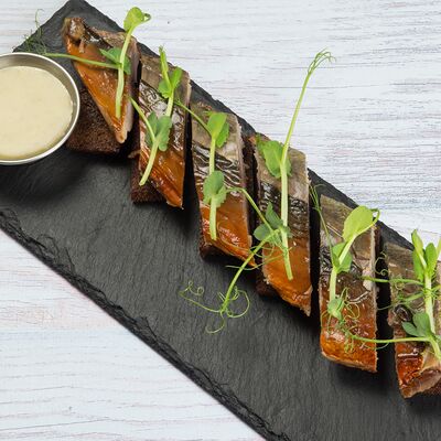 Скумбрия горячего копчения с медово-горчичный соусом в Ресторан Пар при центральных банях по цене 490 ₽