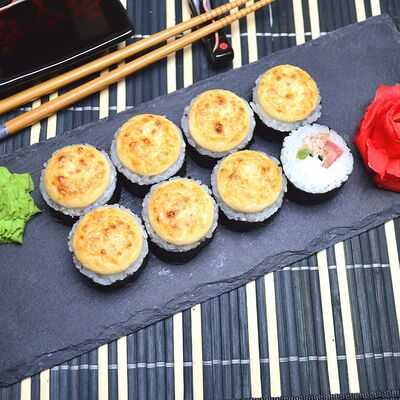 Запеченный ролл Ункай в 4 Лосося по цене 499