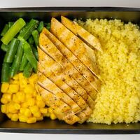 Филе куриное на гриле с кускусом и шашлычным соусом в Тарелка