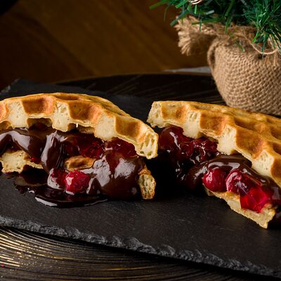 Бельгийские вафли с вишневым конфи и швейцарским шоколадом в BEATS BREW по цене 960 ₽