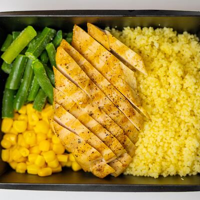 Филе куриное на гриле с кускусом и шашлычным соусом в Тарелка по цене 445 ₽