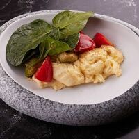 Скрэмбл с авокадо, томатами и трюфельным маслом в Anooka