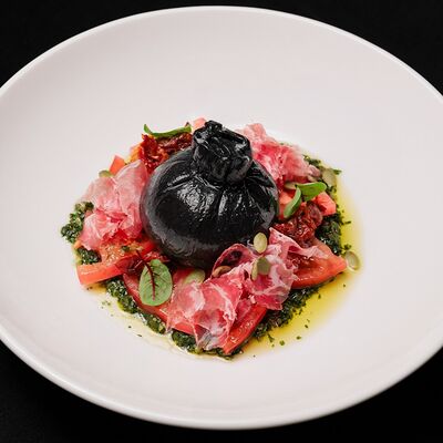 Черная буррата на соусе из щавеляв Черная река по цене 1100 ₽