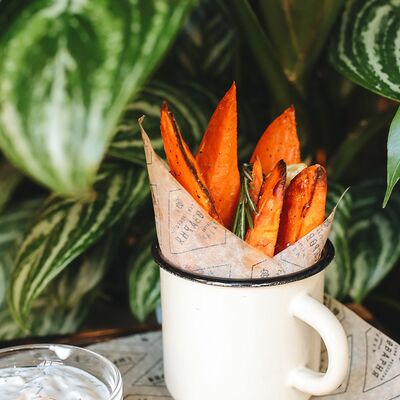 Дольки батата с чесночным соусом в Сыроварня по цене 600