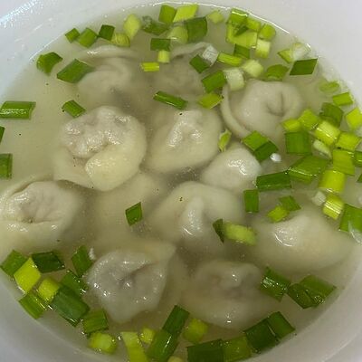 Бульон куриный с пельменями в КафеПельмешкин дворик по цене 250 ₽