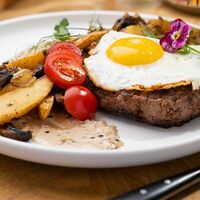 Бифштекс с яйцом и перечным соусом в ЧиллДОМ