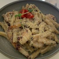 Паста с креветками и кальмарами в сливочном соусе в Extrovert