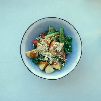 Теплый салат с баклажанами и томатами в Semplice Secondfloor по цене 390 ₽