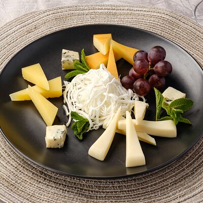 Сырная тарелкав Халва по цене 795 ₽