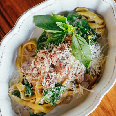 Фетучини с домашней уткой со шпинатом в соусе порто в Макадамия по цене 860 ₽