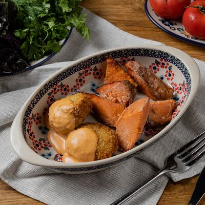 Котлеты из креветок с печёным бататом и соусом кимчи в Ресторан-сыроварня Брынза по цене 870 ₽