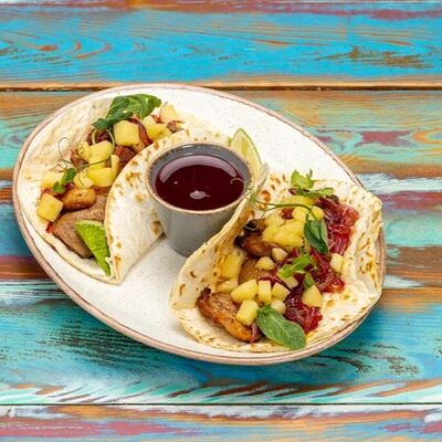 Тако с уткой, яблоком и гранатовым соусомв Burritos по цене 520 ₽