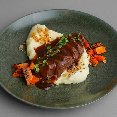 Щечки говяжьи с картофельным пюре в Марсианин по цене 820 ₽