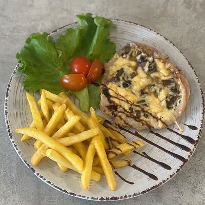 Свинина с грибами под сырной шапочкой с картофелем фри в Буфет царица по цене 500 ₽