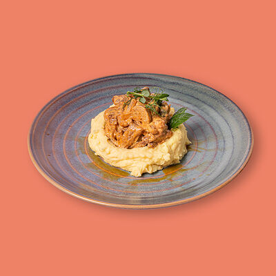 Бефстроганов с грибами и картофельным пюре в Додома по цене 985 ₽