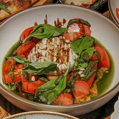 Карамельная моцарелла с миксом томатов и пудрой из маслинв Rekki Pizza & Cocktail Bar по цене 1490 ₽