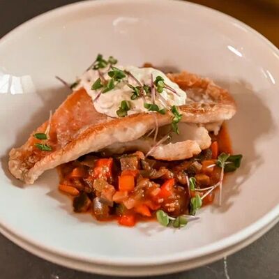 Филе морского окуня с овощным соте и соусом тартар в Библиотека по цене 450 ₽