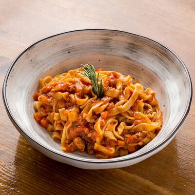Феттуччине Болоньезе в Perbacco Italian Restobar по цене 880 ₽