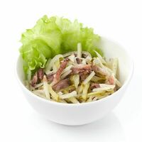 Салат с отварной говядиной, яблоками и маринованными огурчиками в Ближе к делу