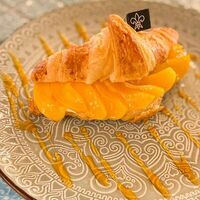 Сладкий круассан персиковый в Iris