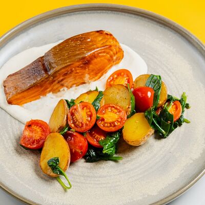 Лосось гриль с молодым картофелем и шпинатом в ЛайкиПарк по цене 1045 ₽