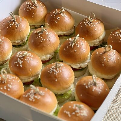 Королевский сэт из мини бургеров в PokeWoke по цене 2500 ₽