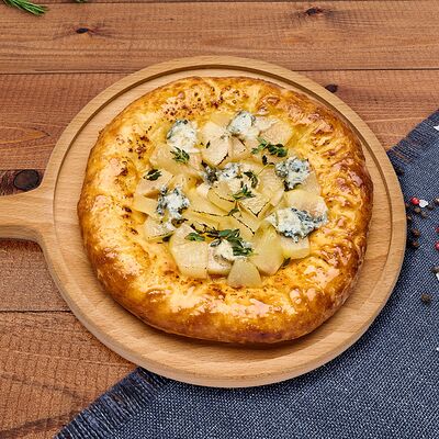 Хачапури с грушей и тремя видами сыра в Деда хинкали по цене 1410 ₽