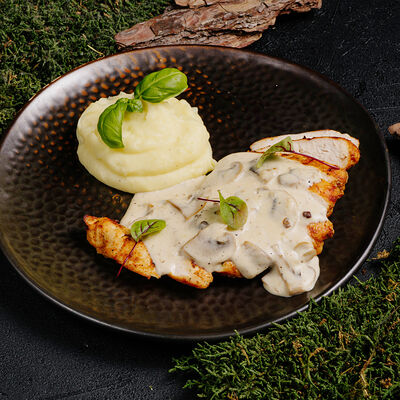 Куриная грудка с картофельным пюре и грибным соусом в Реконструкция по цене 450 ₽