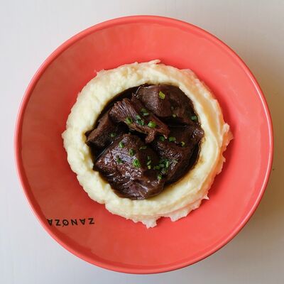 Говяжьи щёчки с картофельным пюре в Zanoza Kруассантерия по цене 990 ₽