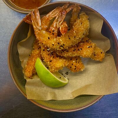 Тигровые креветки в панировке с соусом cладкий чили в Багратиони по цене 1030 ₽