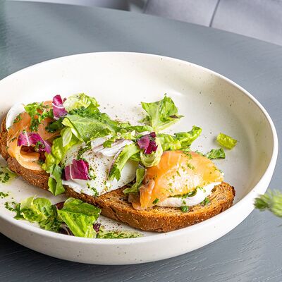 Брускетта с лососем и яйцом пашот в Bistro Оstro по цене 950 ₽