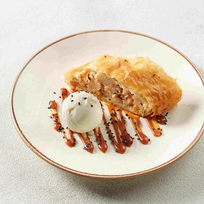 Штрудель из теста фило с яблоками и сливочным кремом в Pitnica по цене 390 ₽