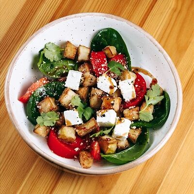 Салат с хрустящим баклажаном и сладкими томатами в Наше место по цене 650 ₽