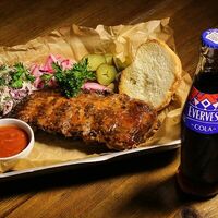 Комбо с Evervess колой и свиными ребрышками BBQ в Серебряная Fabrika