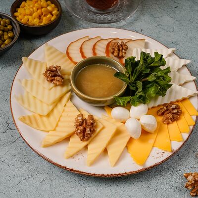 Сырное плато в КАФЕ ВЕСНА по цене 1150 ₽