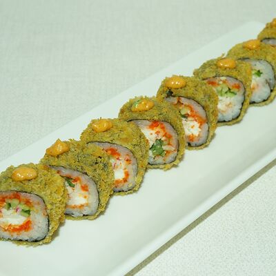 Горячий ролл Цезарь креветкав СУШИSELL по цене 699 ₽