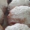 Пончик с шоколадной начинкой посыпан сахарной пудрой в Пончиковая по цене 150