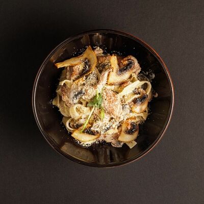 Паста Фетучини с курицей и грибами в Wasabi по цене 687 ₽