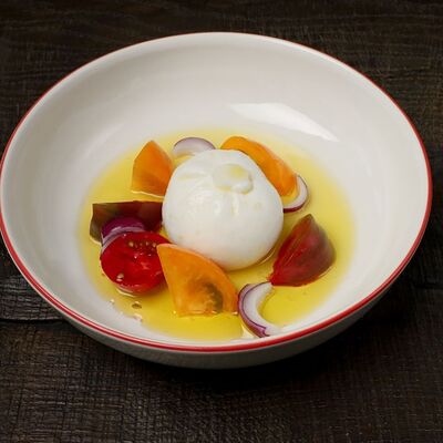 Буррата, сезонные томаты в Dacha restaurant по цене 830 ₽