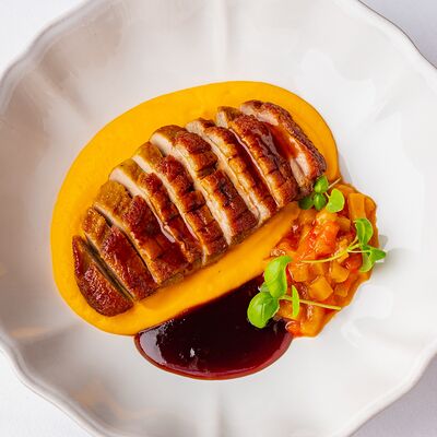 Утиная грудка, пюре из молодой моркови, чатни из персиков в Leto по цене 1540 ₽