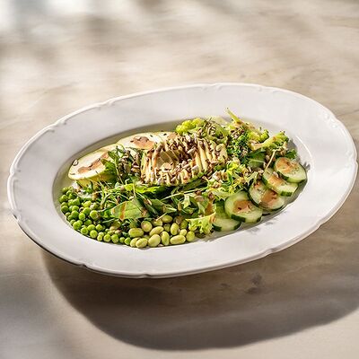 Большой зеленый салат с авокадо, брокколи и ореховым соусом в Коробок по цене 785 ₽