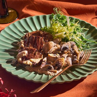 Мини-стейки из говяжей вырезки с грибами в Тапчан по цене 1390 ₽